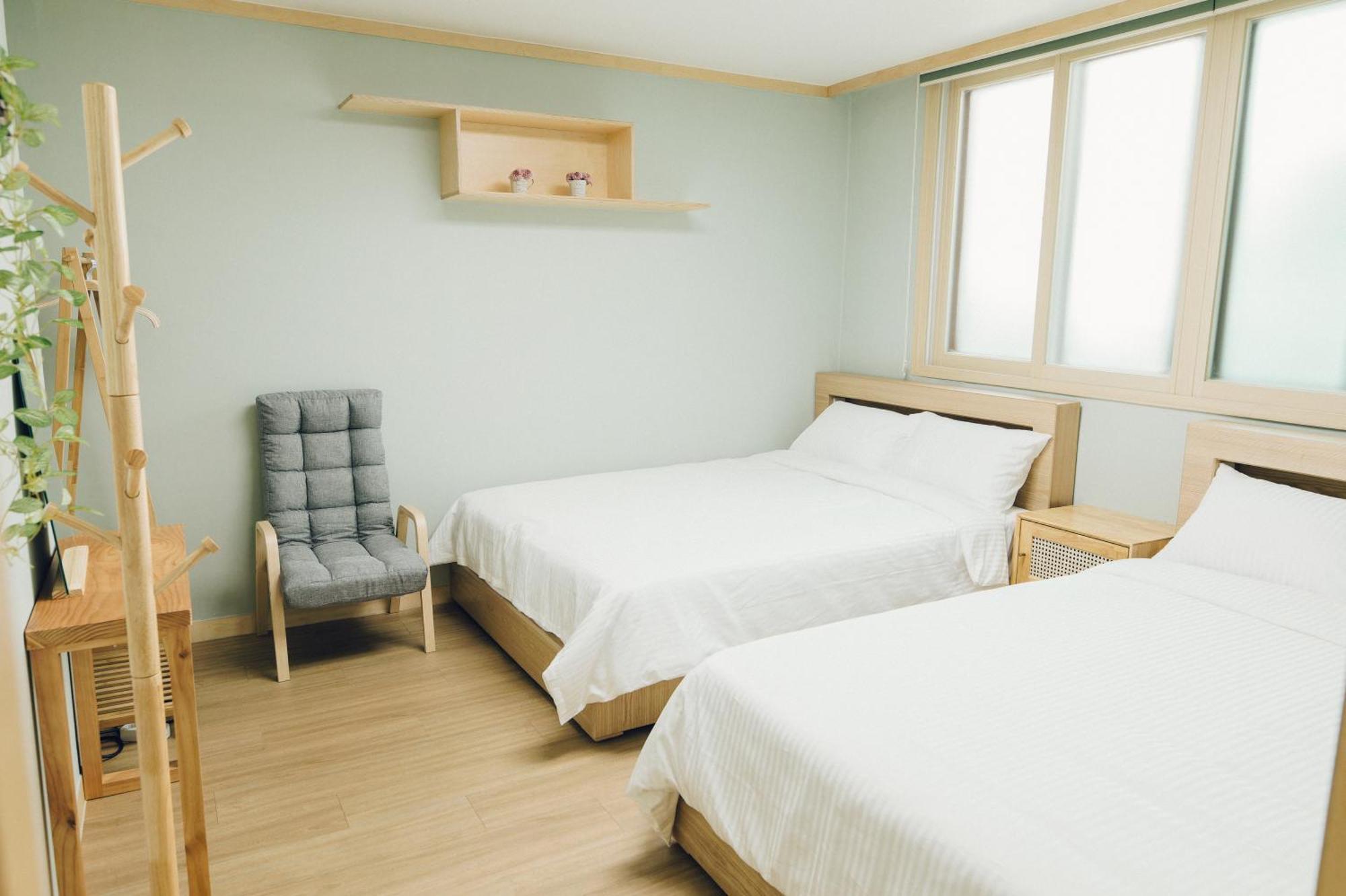 Hongdae Luxury: Family-friendly Private House With Open Balcony Villa Seoul